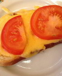 Горячие бутерброды с сыром, помидорами и чесноком