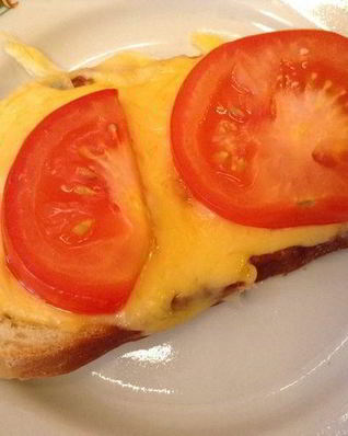 Горячие бутерброды с сыром, помидорами и чесноком