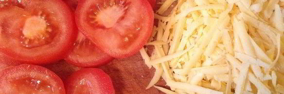 горячие бутерброды с сыром, помидорами и чесноком