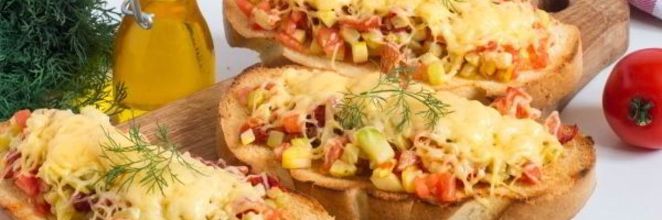 Горячие бутерброды с вялеными помидорами и кабачком