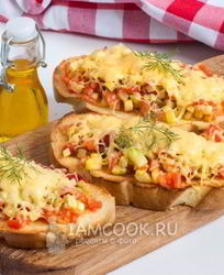 Горячие бутерброды с вялеными помидорами и кабачком