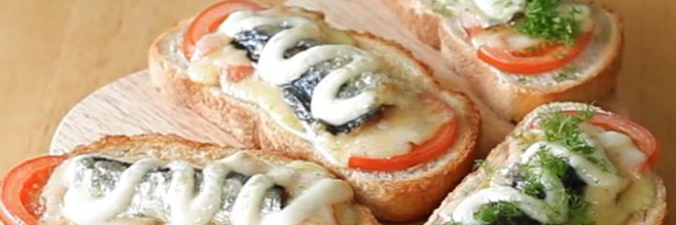 Горячие бутерброды со шпротами, помидорами и сыром