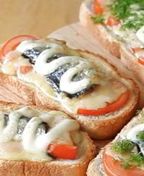 Горячие бутерброды со шпротами, помидорами и сыром