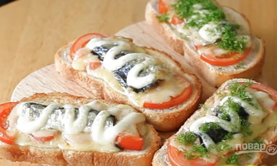 Рецепт горячих бутербродов со шпротами, помидорами и сыром