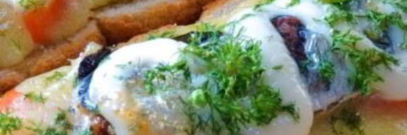 горячие бутерброды со шпротами, помидорами и сыром