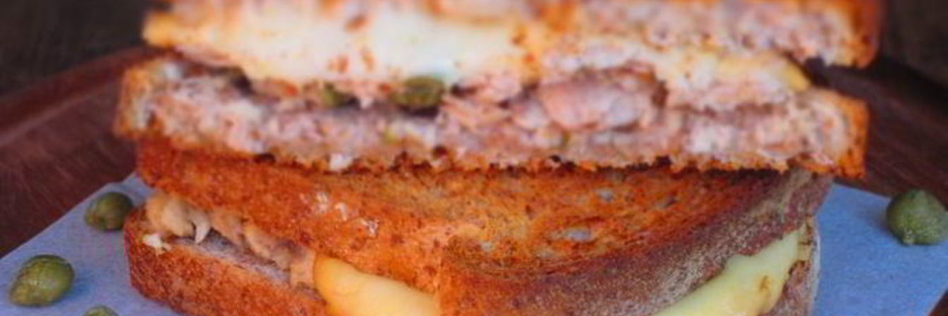 Горячий бутерброд с тунцом и копченым сыром