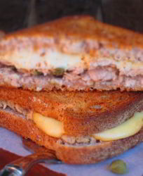 Горячий бутерброд с тунцом и копченым сыром