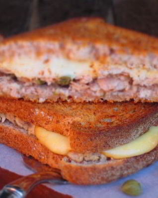 Горячий бутерброд с тунцом и копченым сыром