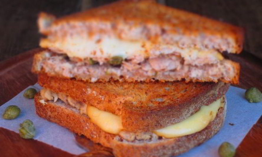 Рецепт горячего бутерброда с тунцом и копченым сыром