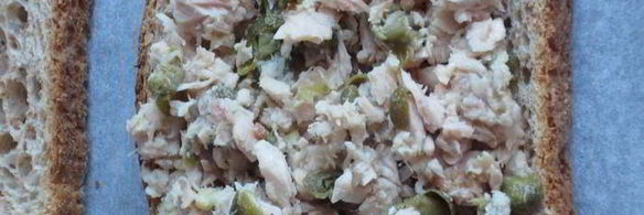 горячий бутерброд с тунцом и копченым сыром