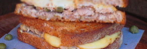 горячий бутерброд с тунцом и копченым сыром