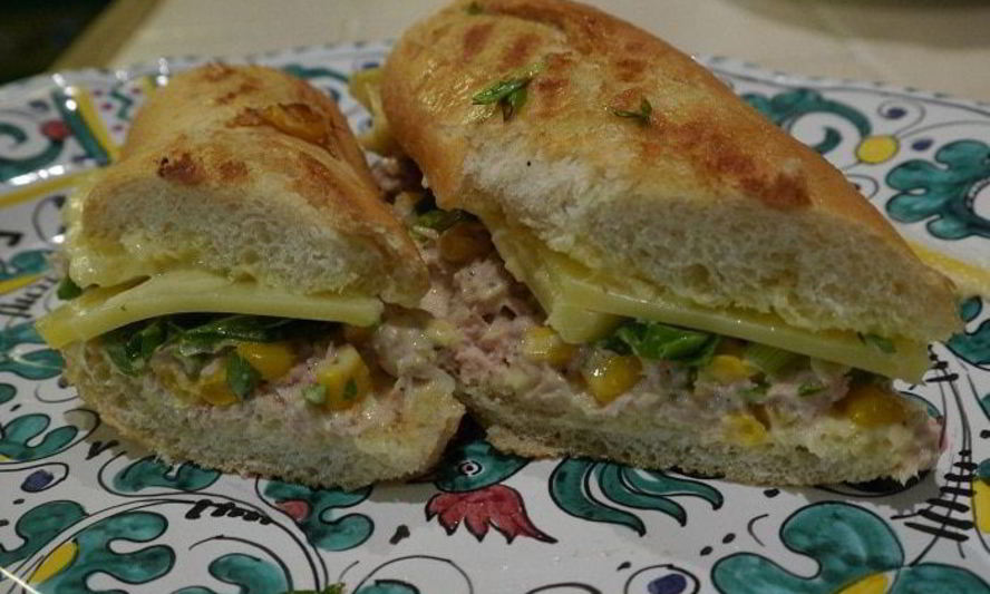 Рецепт горячего бутерброда с тунцом, кукурузой и домашним майонезом