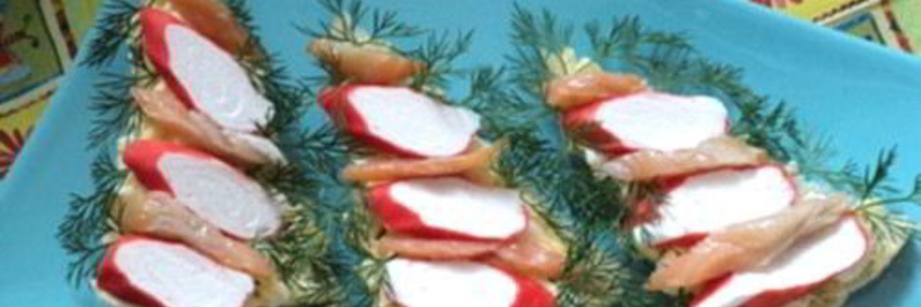Новогодние бутерброды Елочки с рыбой и крабовыми палочками