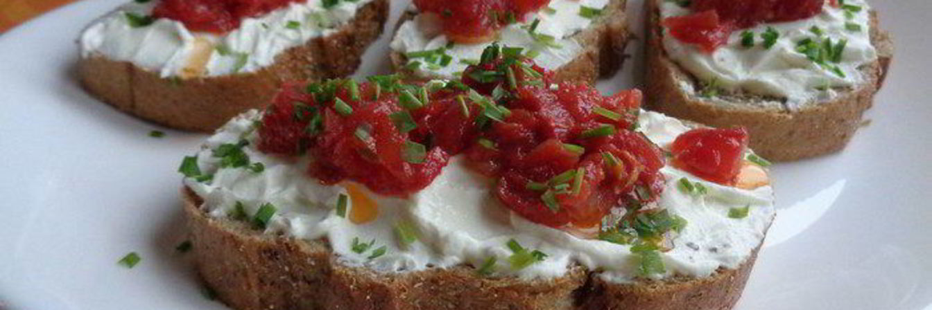 Открытые бутерброды с творогом и сушеными томатами