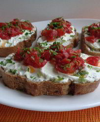 Открытые бутерброды с творогом и сушеными томатами
