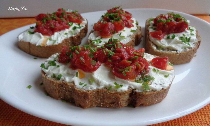 Рецепт открытых бутербродов с творогом и сушеными томатами