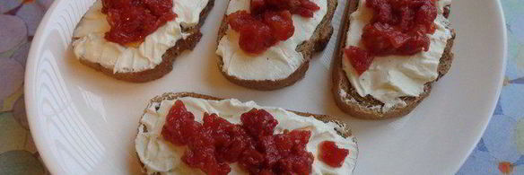 открытые бутерброды с творогом и сушеными томатами
