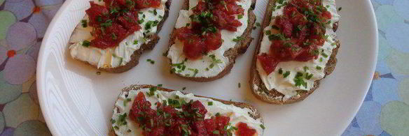 открытые бутерброды с творогом и сушеными томатами