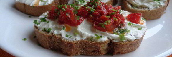 открытые бутерброды с творогом и сушеными томатами