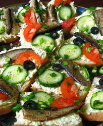 Праздничные бутерброды с сыром и шпротами