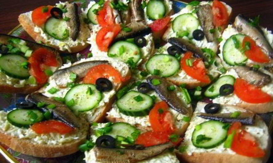 Рецепт праздничных бутербродов с сыром и шпротами