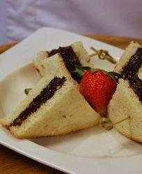 Сладкий бутерброд с ореховой пастой