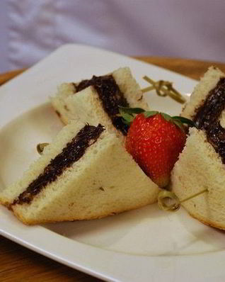 Сладкий бутерброд с ореховой пастой