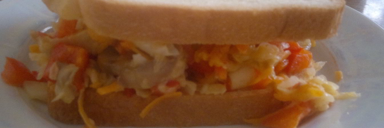 Вегетарианский бутерброд с овощами и грибами