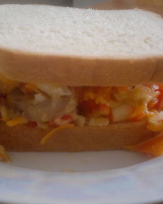 Вегетарианский бутерброд с овощами и грибами