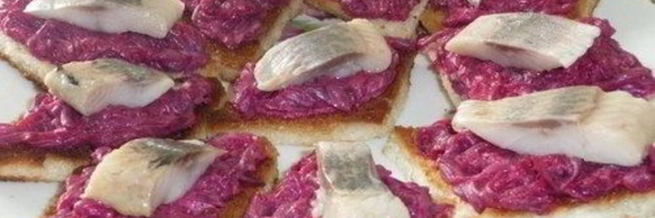 Закусочные бутербродики с сельдью и свеклой