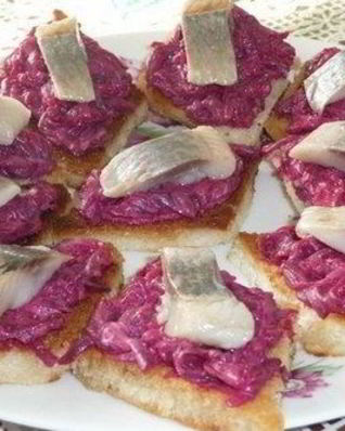 Закусочные бутербродики с сельдью и свеклой