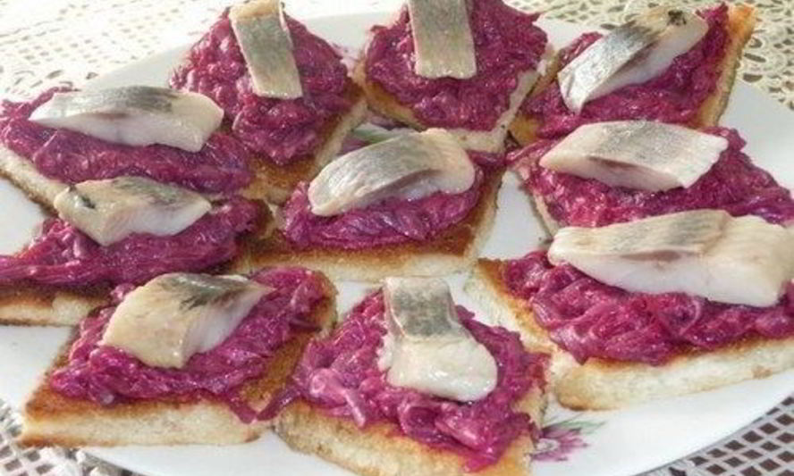 Рецепт закусочных бутербродиков с сельдью и свеклой