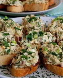 Закусочные бутерброды с печенью трески