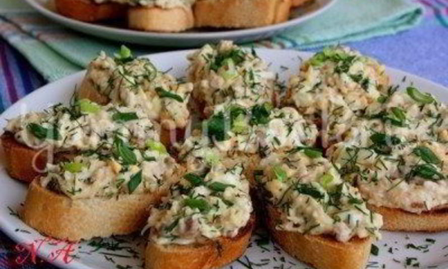 Рецепт закусочных бутербродов с печенью трески