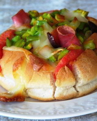 Запеченный бутерброд из хлебной булочки