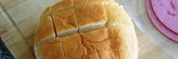 запеченный бутерброд из хлебной булочки