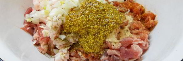 домашняя колбаса с французской горчицей и луком