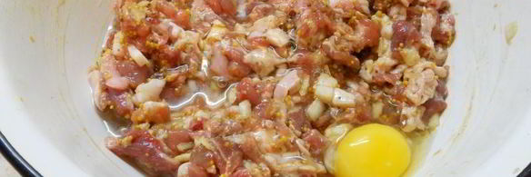 домашняя колбаса с французской горчицей и луком