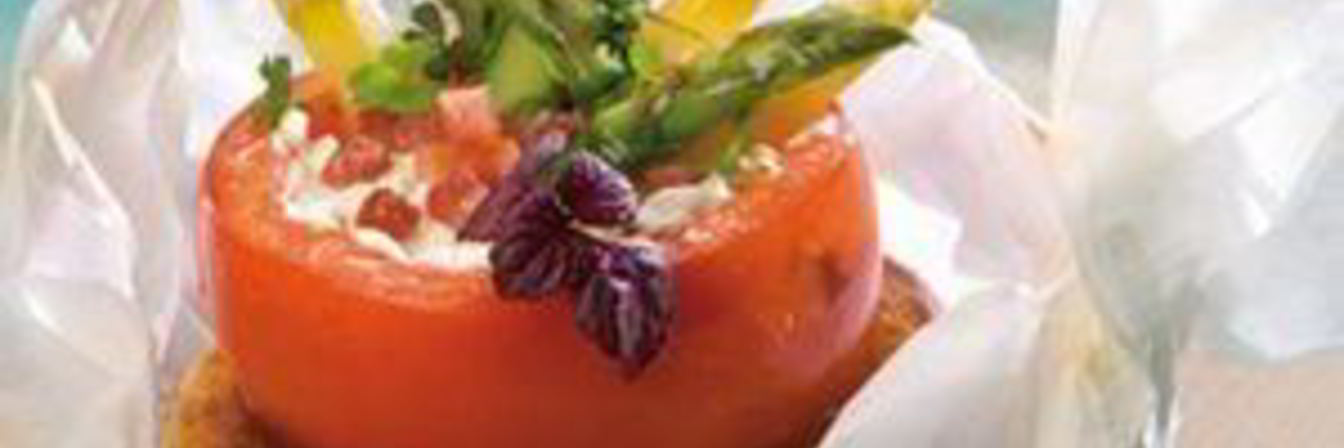 Фаршированные помидоры и спаржа на слоеном тесте