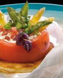 Фаршированные помидоры и спаржа на слоеном тесте