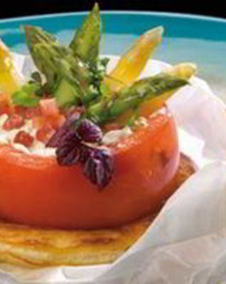 Фаршированные помидоры и спаржа на слоеном тесте