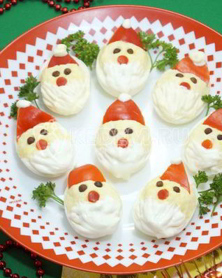 Фаршированные яйца Дед Мороз