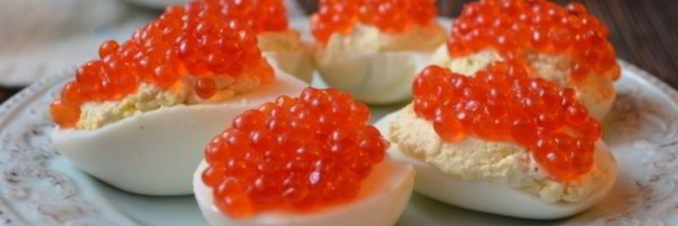 Яйца фаршированные красной икрой