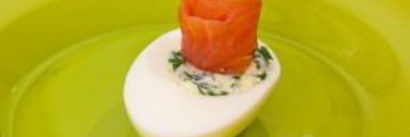 яйца, фаршированные семгой
