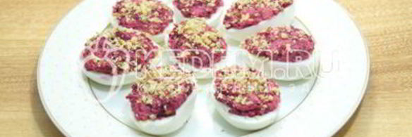 яйца, фаршированные свеклой и орехами