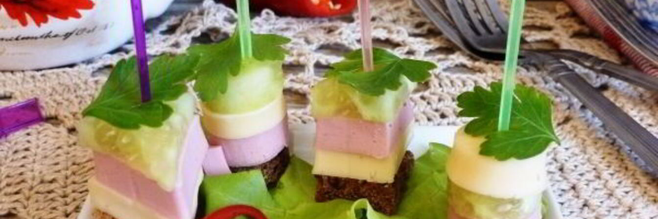 Канапе с колбасой и сыром на шпажках