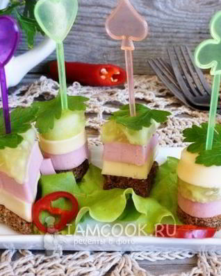 Канапе с колбасой и сыром на шпажках