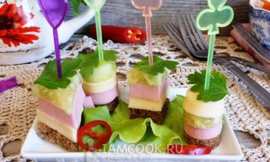 Рецепт канапе с колбасой и сыром на шпажках