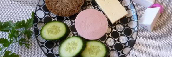 канапе с колбасой и сыром на шпажках