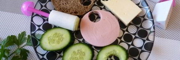 канапе с колбасой и сыром на шпажках